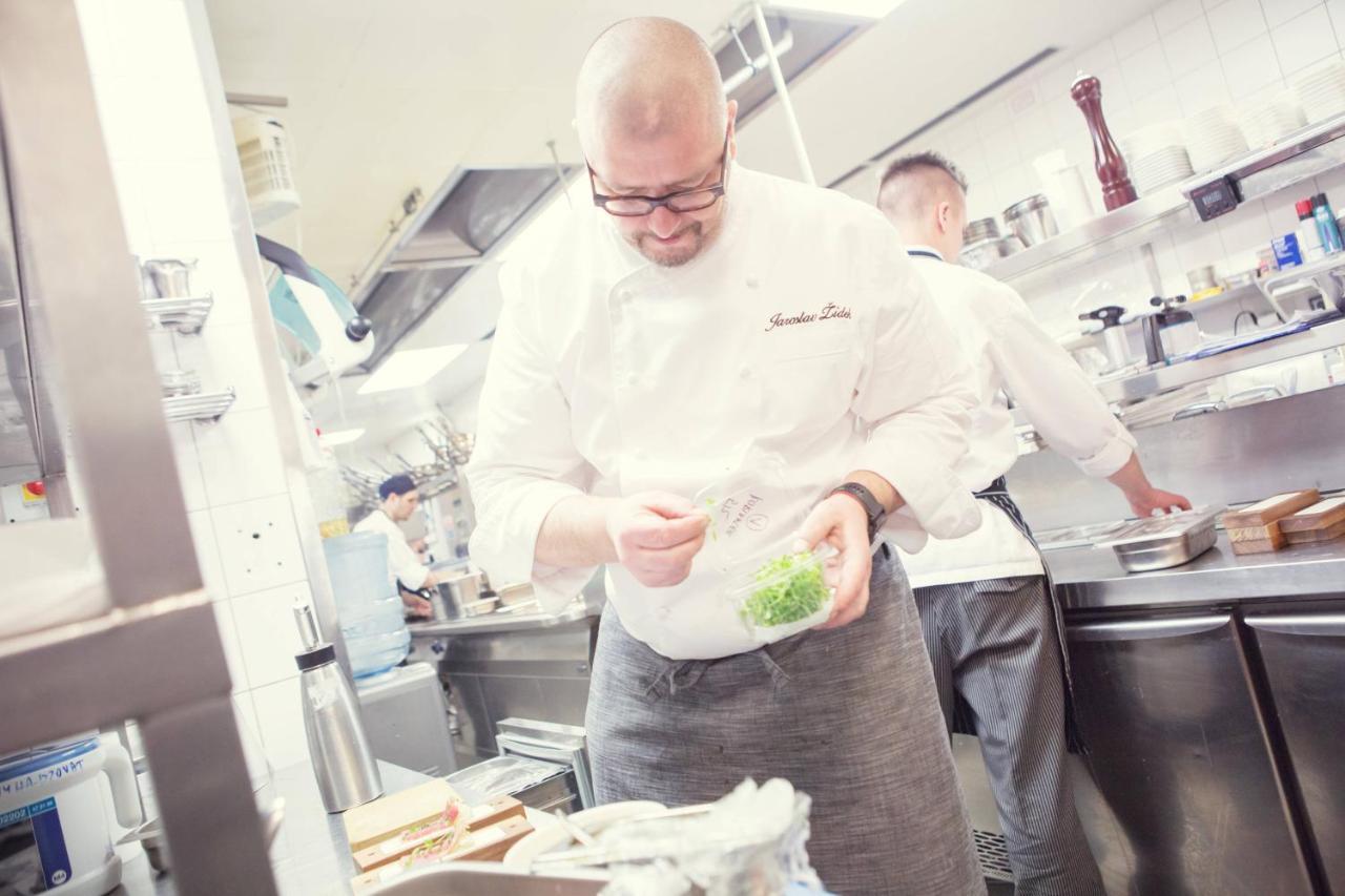 Grand Hotel River Park, A Luxury Collection Hotel, Bratislava Ngoại thất bức ảnh Chef preparing a meal